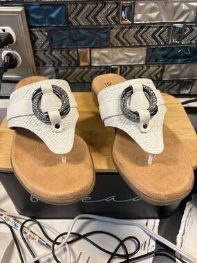 White Women's Thong Sandals with Decorative Buckle